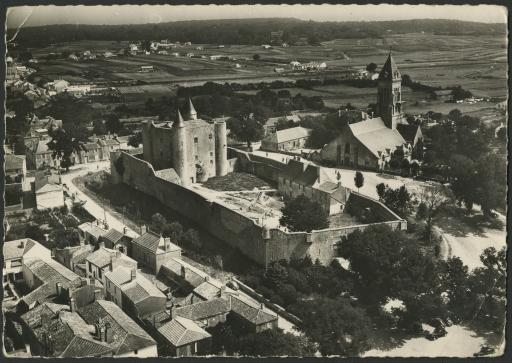 Le château de Noirmoutier : vues aériennes (vues 1-2), vu de l'extérieur des remparts (vues 3-21, monument aux morts, vue 18), porche d'entrée (vues 22-33, avec un enfant monté sur un âne, vue 33), donjon vu de la cour intérieure (vues 34-38) / Ed. L., phot. (vue 12).